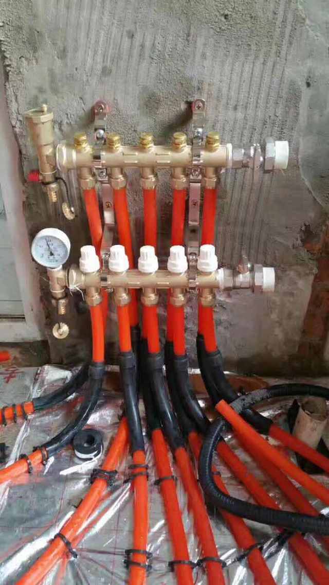 地暖分水器安装示意图解析与排气阀正确使用指南